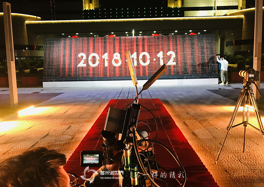 美侖美奐多米諾骨牌秀開場，金鷹女神華麗登場